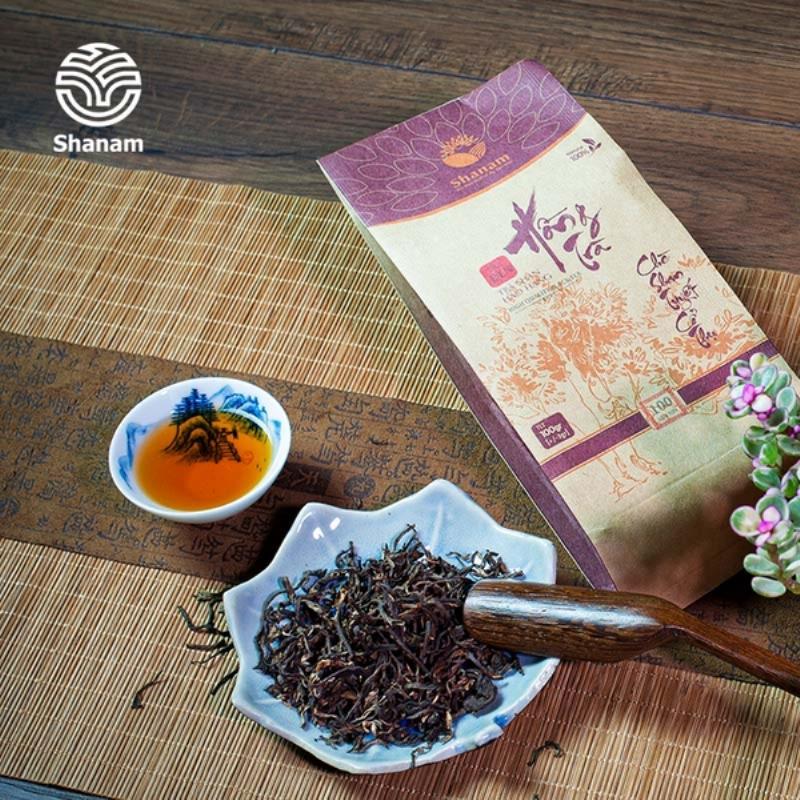 Người mẹ thưởng thức Hồng trà Ngô Gia, không gian thư giãn