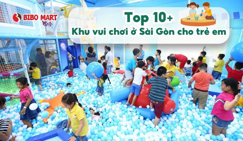 Một nhóm trẻ em đang vui chơi hồn nhiên tại khu vui chơi trẻ em ngoài trời với cầu trượt và xích đu, dưới ánh nắng nhẹ nhàng, thể hiện sự phát triển thể chất và tinh thần.