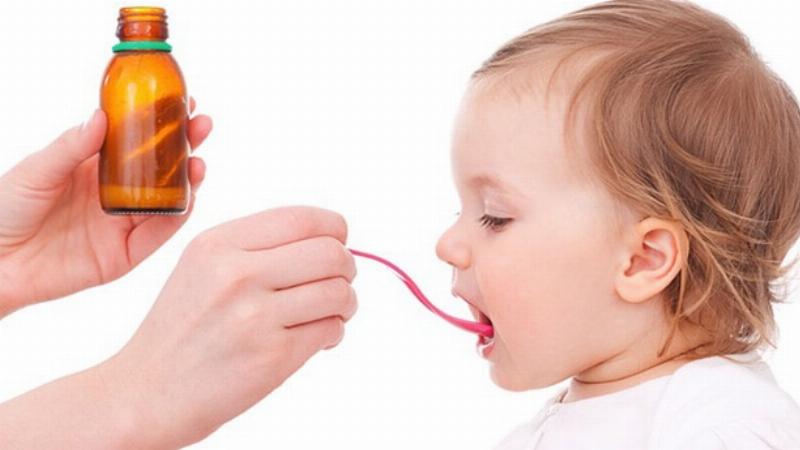 Hình ảnh minh họa các yếu tố cần xem xét khi chọn sữa tăng cường canxi, bao gồm nhãn mác, thành phần (canxi, D3, K2), đối tượng sử dụng.