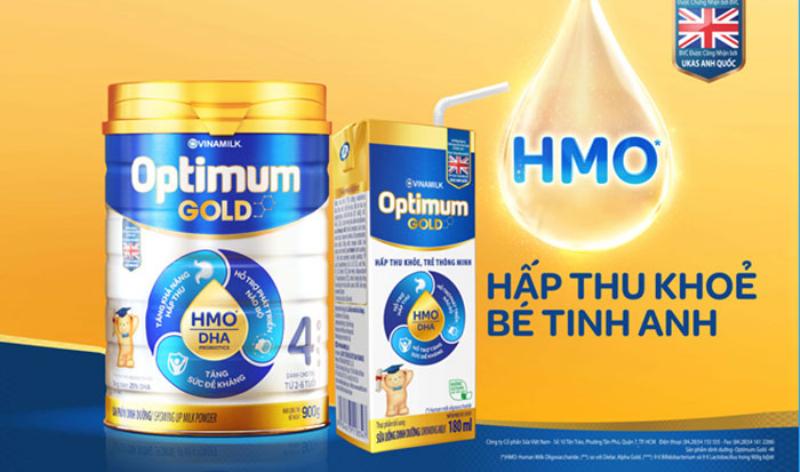 Hình ảnh người mẹ trẻ đang phân vân lựa chọn giữa các loại sữa công thức, thể hiện nỗi băn khoăn về ưu điểm và nhược điểm của sữa Metacare