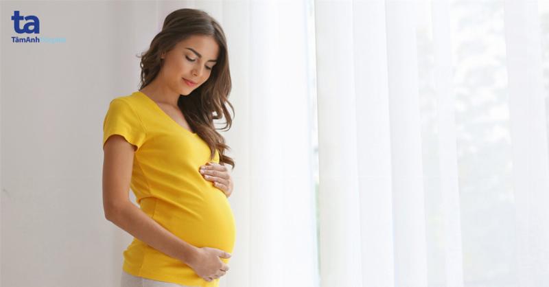 Mẹ bầu 38 tuần với các dấu hiệu phổ biến như sa bụng, phù chân, mệt mỏi, thể hiện sự cận kề ngày sinh