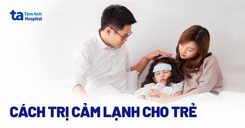 Hình ảnh người mẹ đang thực hiện biện pháp chăm sóc cho bé bị cảm lạnh hoặc ho tại nhà (ví dụ: hút mũi cho bé, hoặc giúp bé xông hơi đơn giản)