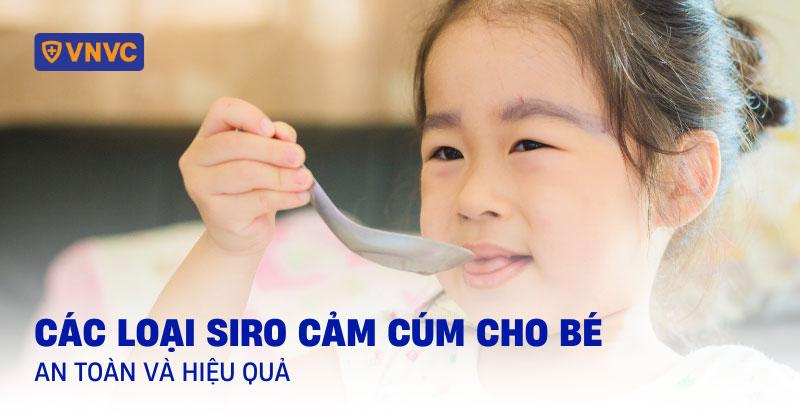 Hình ảnh người mẹ đang nhẹ nhàng cho em bé uống siro ho từ thìa hoặc ống nhỏ giọt