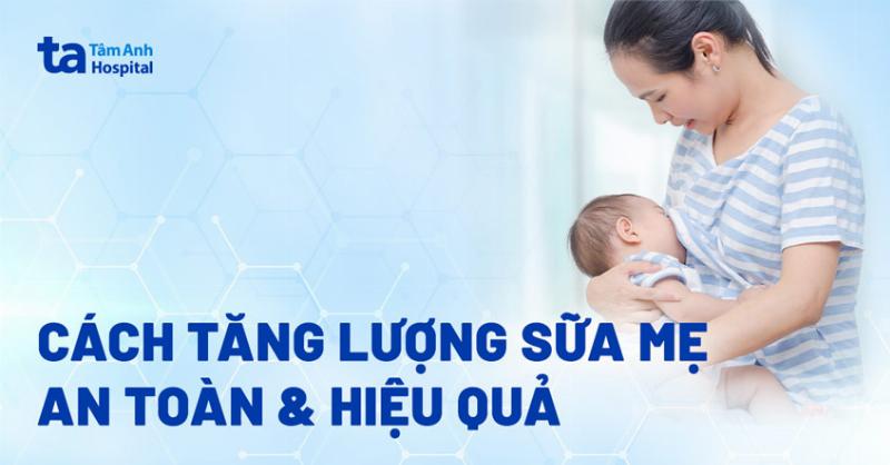 Một người mẹ đang pha ly ngũ cốc lợi sữa ấm nóng tại nhà, thể hiện sự chăm sóc chu đáo.