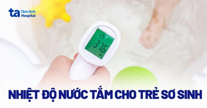 Mẹ đang sử dụng nhiệt kế đo nước tắm cho bé để đảm bảo nhiệt độ an toàn và thoải mái