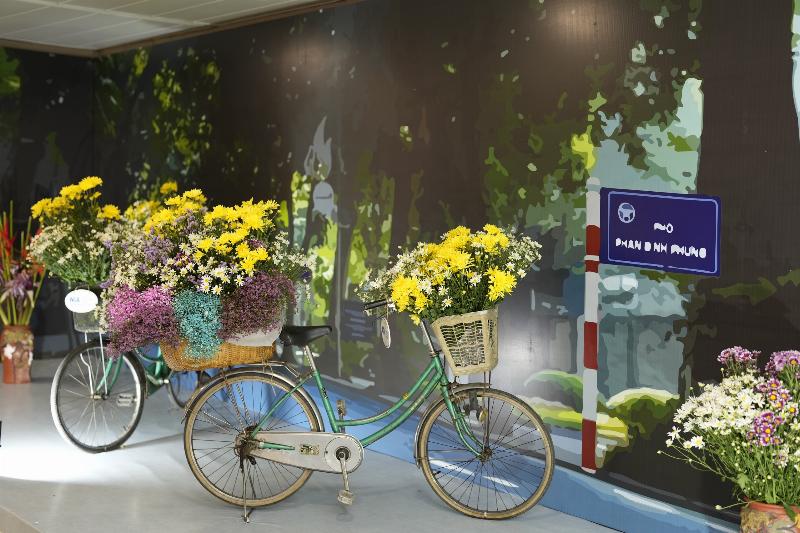 Nghệ nhân đang làm chiếc nón lá thủ công với sự tỉ mỉ