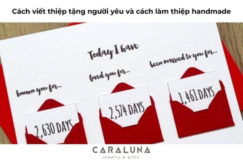 Hình ảnh một người đàn ông Việt Nam đang cẩn thận viết những lời chúc 20/10 lên một tấm thiệp, thể hiện sự tỉ mỉ và chân thành trong việc chuẩn bị món quà tinh thần này.