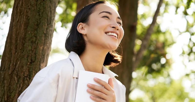 Một người trưởng thành đang suy nghĩ sâu sắc để giải một câu đố khó, thể hiện sự tập trung và thử thách trí tuệ