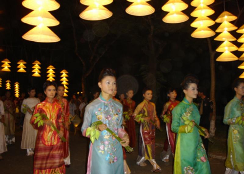 Người phụ nữ Việt Nam duyên dáng với áo dài và chiếc nón lá