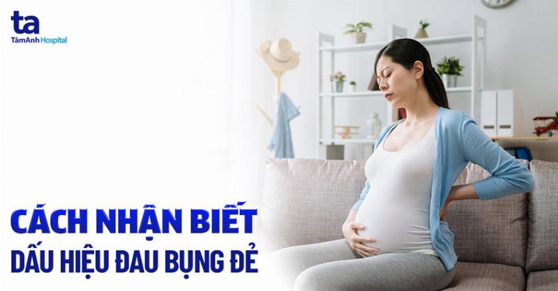 Một phòng khám sản phụ khoa với không gian tiếp đón ấm cúng và nhân viên thân thiện, tạo cảm giác thoải mái cho bệnh nhân.