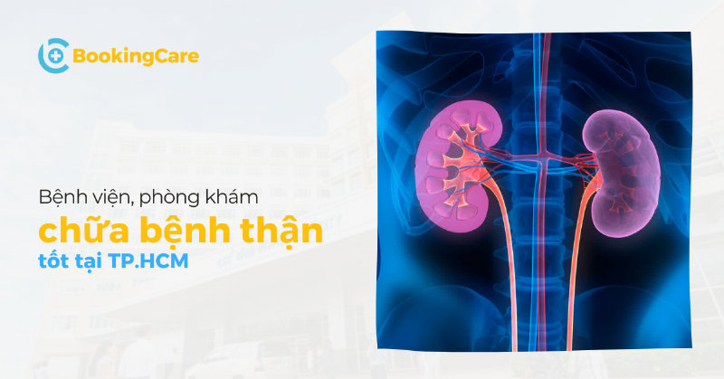 Gia đình đang làm thủ tục đăng ký khám dịch vụ Nhi Đồng 2 tại quầy tiếp tân bệnh viện, có bé nhỏ bên cạnh