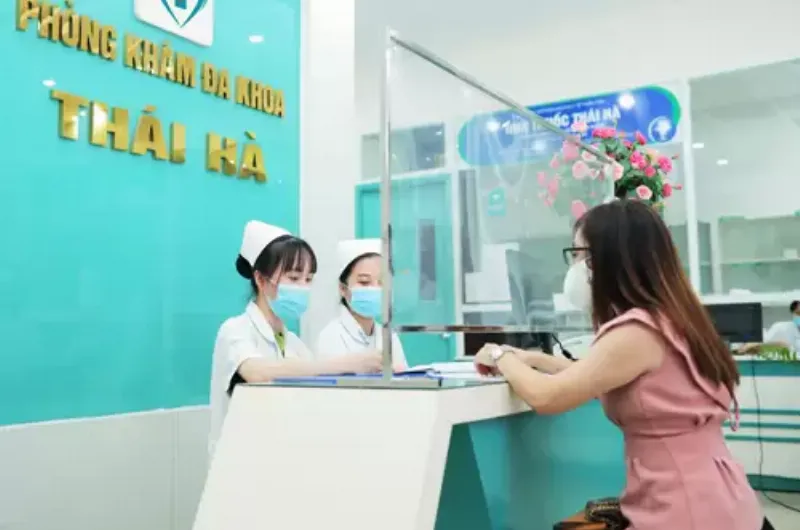 Phụ nữ đang tìm hiểu và lựa chọn phòng khám phụ khoa, mong muốn nơi khám tốt và phù hợp để chăm sóc sức khỏe định kỳ.