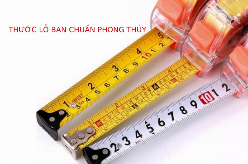 Một nhà thiết kế nội thất đang đo đạc kích thước bàn ghế bằng thước cuộn, ghi chép số liệu bằng decimet và centimet