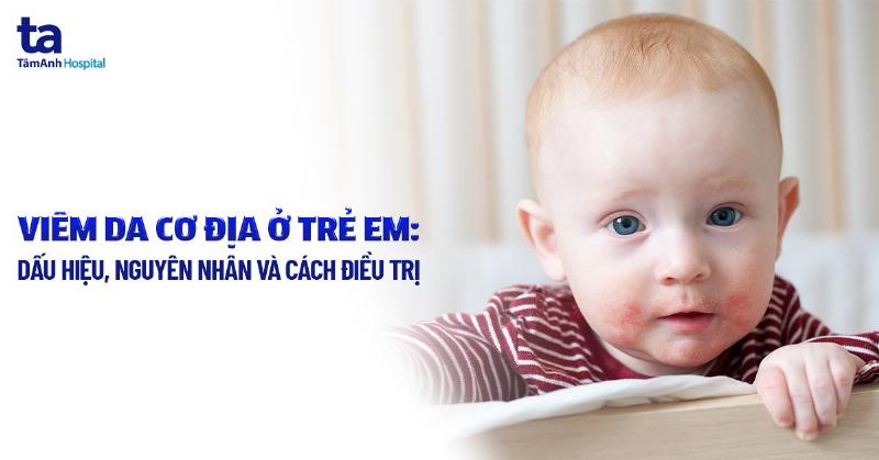 Hình ảnh mẹ đang thoa kem dưỡng ẩm cho bé trong phòng ấm áp, ánh sáng dịu nhẹ tại Cần Thơ, thời tiết khô hanh