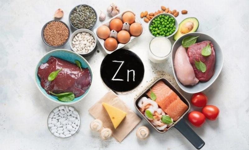 Các loại thực phẩm giàu kẽm tự nhiên tốt cho mẹ và bé như hàu, thịt bò, hạt bí, đậu.