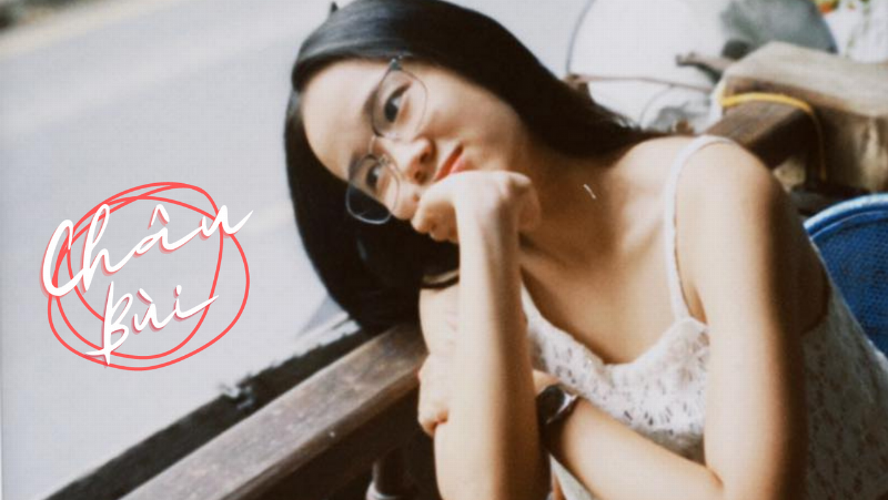 Hình ảnh minh họa một đứa trẻ đang hào hứng giơ tay lên và chỉ vào con số 10000 được viết trên bảng hoặc trong sách, thể hiện sự hiểu bài và niềm vui khi nắm bắt được một khái niệm toán học mới, với ánh nắng chiếu sáng và không khí học tập tích cực