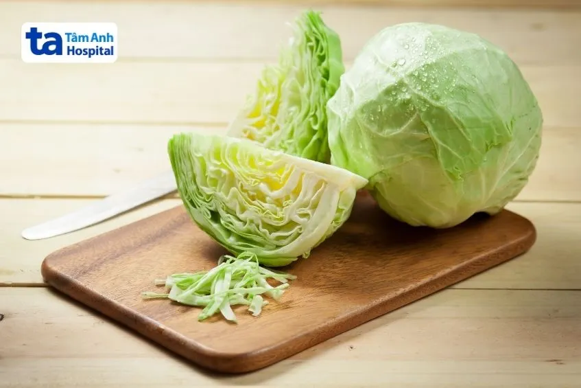 Một đĩa bắp cải xanh tươi vừa được thu hoạch