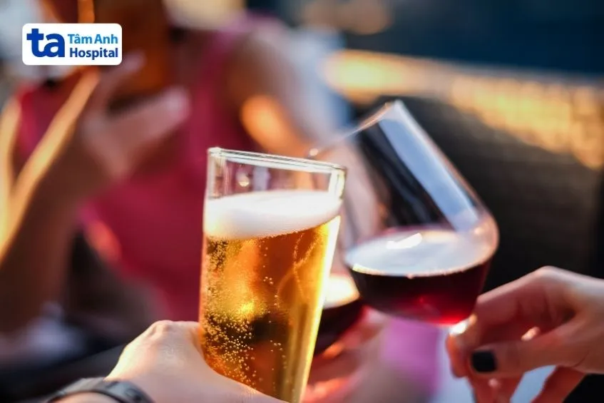 Người phụ nữ đang ôm ly rượu và có vẻ mặt buồn bã
