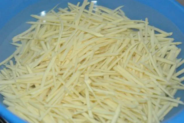 Khoai lang đã thái sợi và ngâm trong nước muối loãng