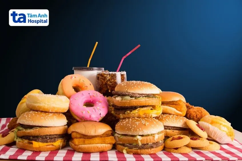 Bộ sưu tập các loại thức ăn nhanh như gà rán, khoai tây chiên, hamburger
