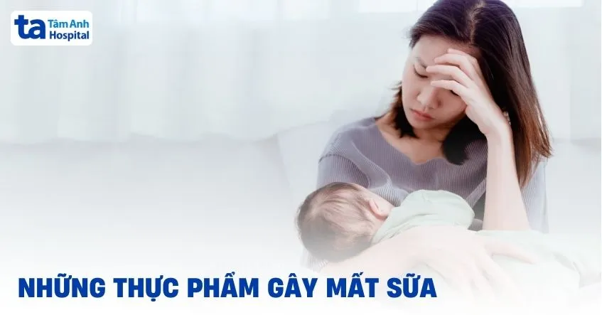 Người mẹ đang cho con bú và biểu cảm lo lắng