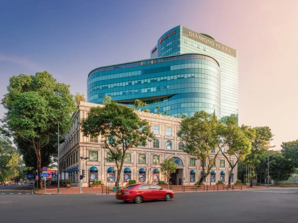 Kiến trúc bề thế và nổi bật với gam màu xanh ngọc của Diamond Plaza