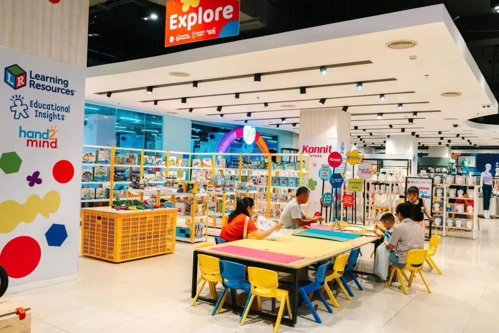 Không gian khu vui chơi dành cho trẻ em với nhiều trò chơi đa dạng và màu sắc bên trong Nowzone Fashion Mall