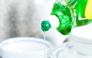 Làm nước rửa chén &quot;công nghiệp&quot; tại nhà