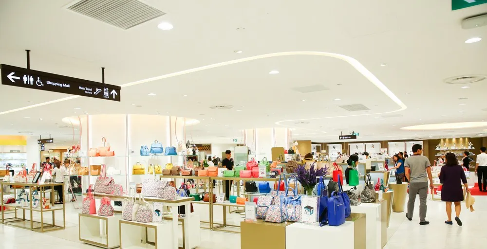 Khung cảnh mua sắm nhộn nhịp tại trung tâm thương mại Saigon Centre, trưng bày đa dạng các sản phẩm và thương hiệu