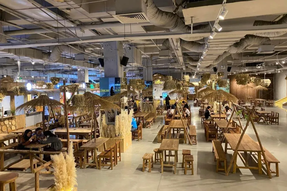 Không gian rộng lớn và hiện đại bên trong TTTM Central Market Quận 1, với các gian hàng đa dạng và lối đi thoáng đãng