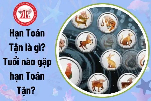 Người phụ nữ thắp hương cúng bái, thể hiện tín ngưỡng và tâm linh trong bối cảnh Hạn Toán Tận và vấn đề mê tín dị đoan.