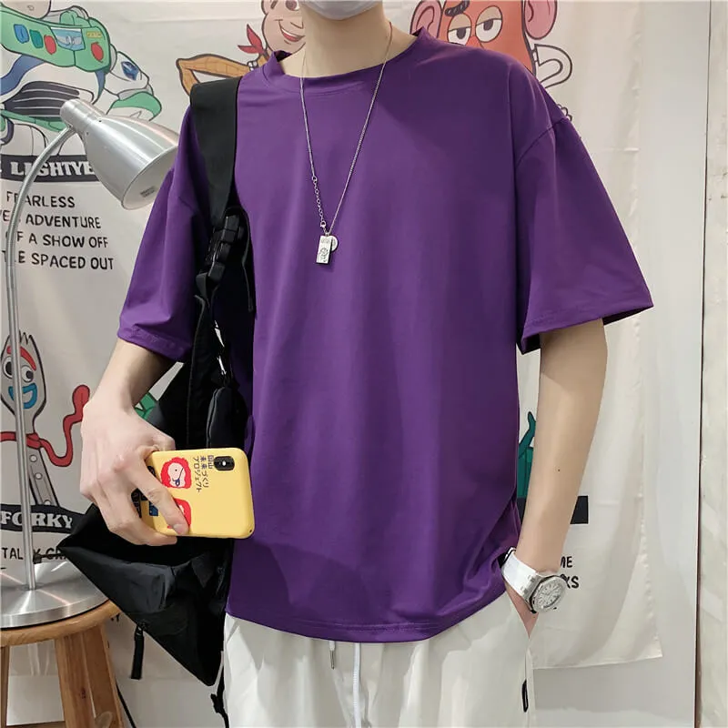 Áo phông màu tím đậm cá tính kết hợp quần jogger cho phong cách năng động của nam Ất Tỵ