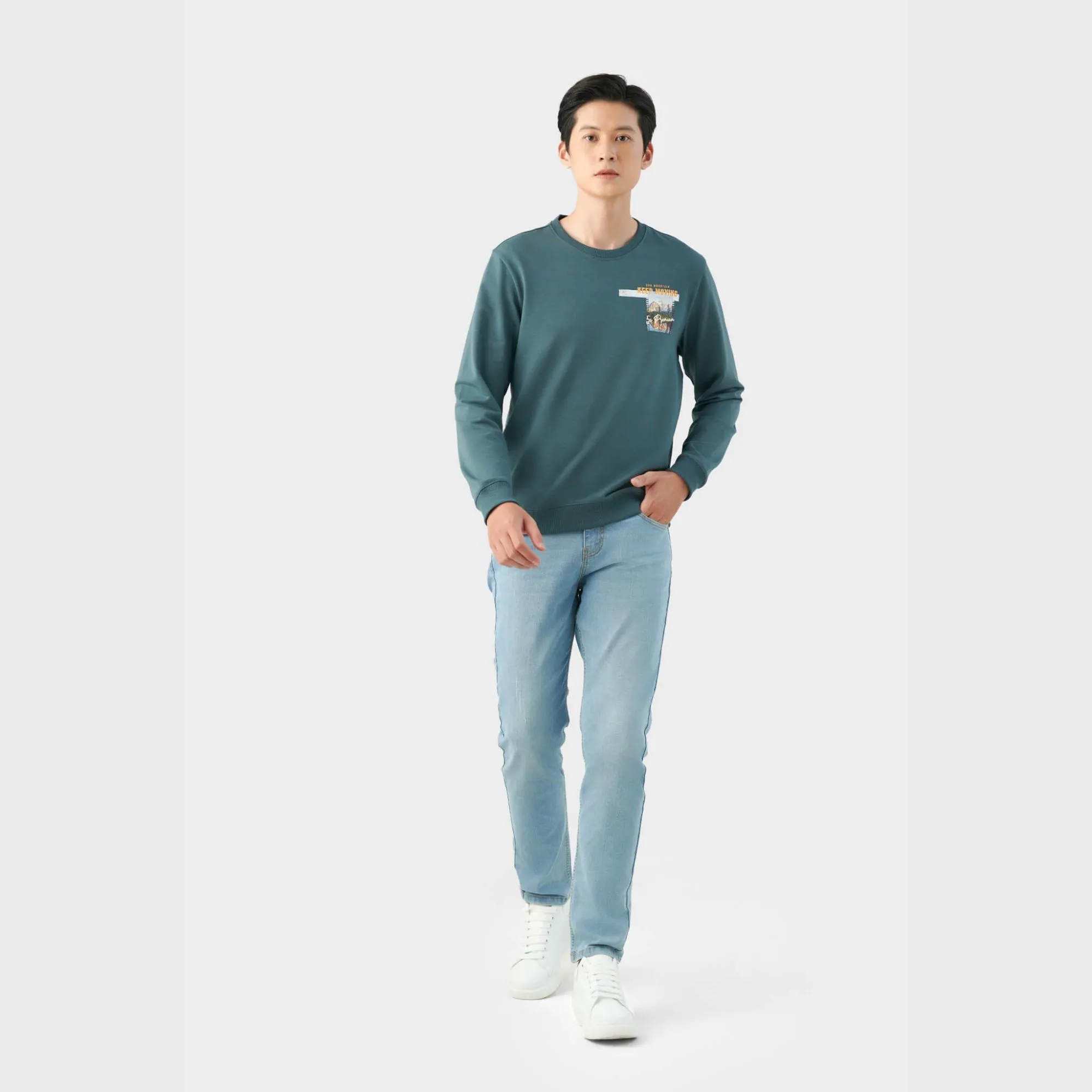 Outfit mùa thu đông với áo nỉ dài tay màu xanh lá và quần jeans cho nam giới sinh năm 1965