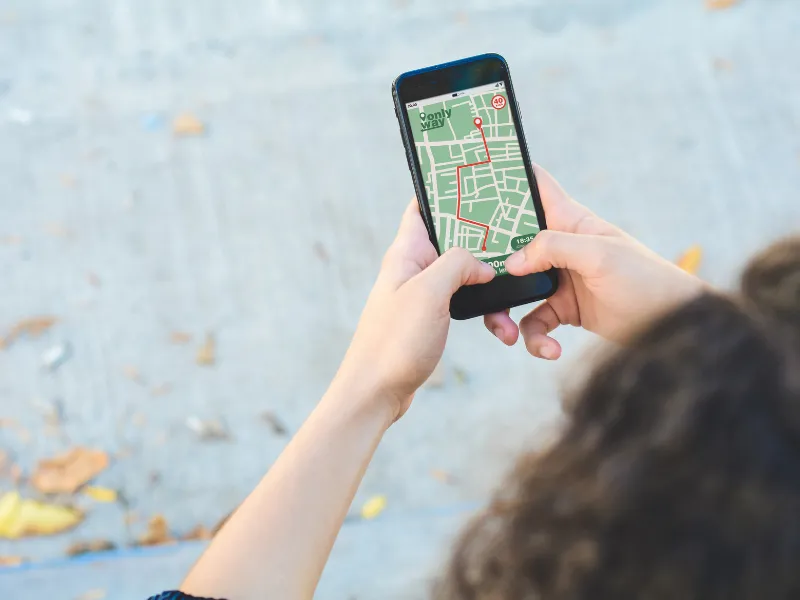 Sử dụng smartphone và ứng dụng định vị