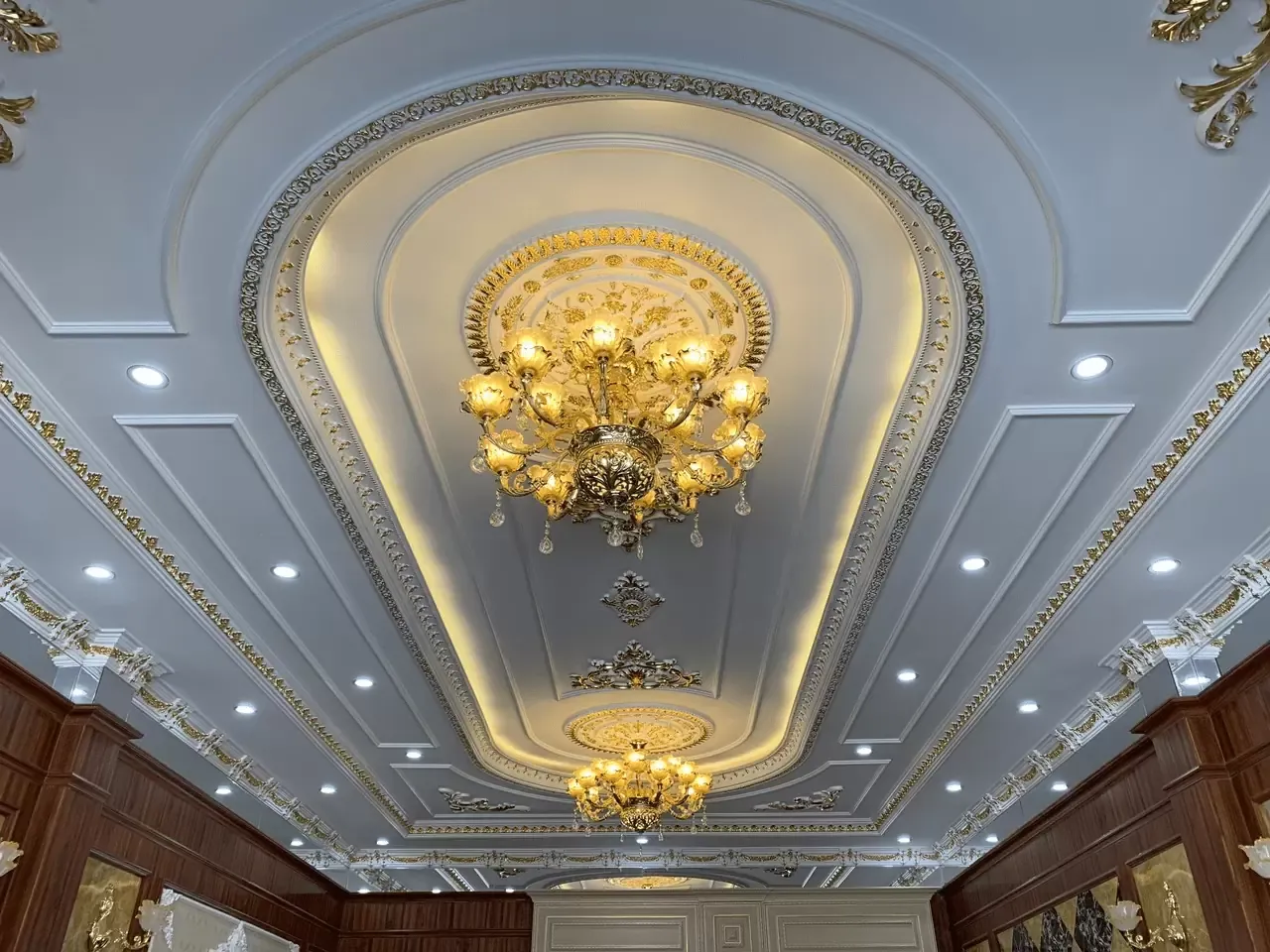 Mẫu trần thạch cao tân cổ điển kết hợp gỗ mang vẻ đẹp ấm cúng