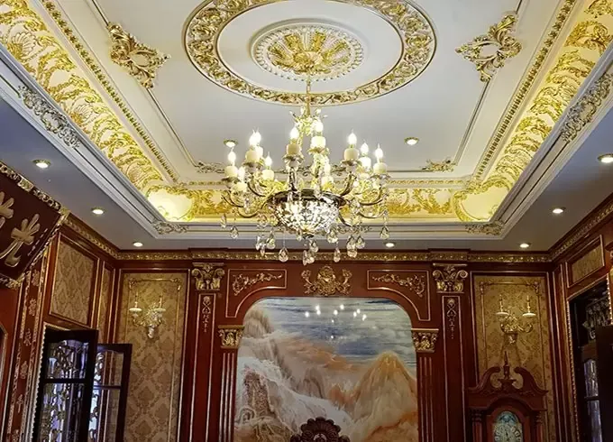 Phào chỉ nhũ vàng tinh tế với hoa văn độc đáo trên trần thạch cao tân cổ điển