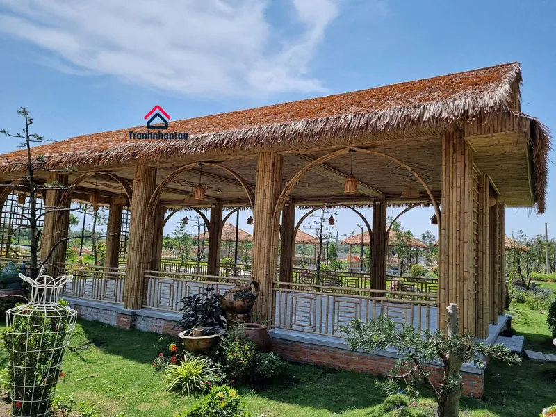 Nhà chòi với vật liệu tranh nhân tạo