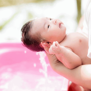 Hướng dẫn cách tắm cho trẻ sơ sinh đã rụng rốn an toàn