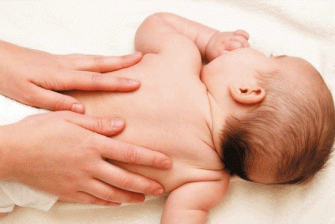 Giải đáp thắc mắc có nên massage cho trẻ sơ sinh không?