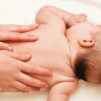 Giải đáp thắc mắc có nên massage cho trẻ sơ sinh không?