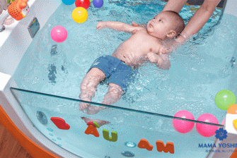 Spa cho bé sơ sinh bằng cách thông qua bơi thủy liệu