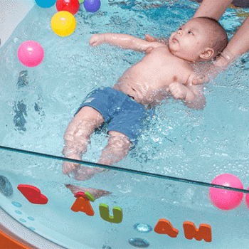 Spa cho bé sơ sinh bằng cách thông qua bơi thủy liệu