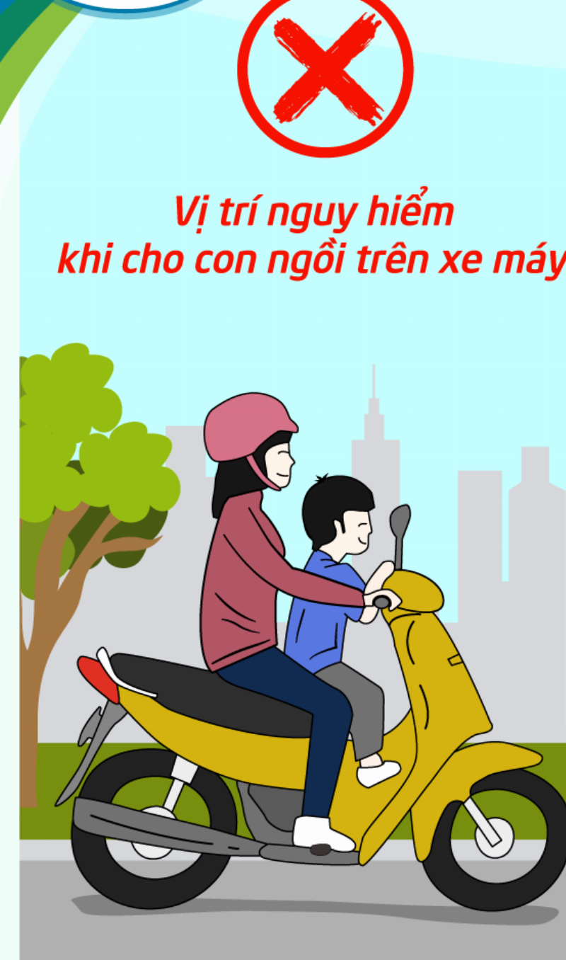 Bé 2 tuổi ngồi xe máy an toàn