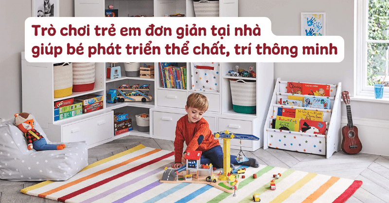 Bé trai ngồi trên xe ô tô chòi chân đang vui vẻ chơi đùa trong nhà