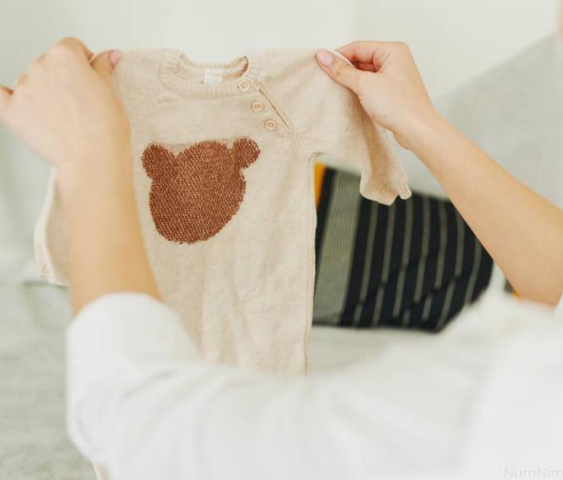 Hướng dẫn chọn các loại bỉm tốt cho trẻ sơ sinh dựa trên chất liệu, thấm hút, thoáng khí và thiết kế phù hợp giúp bé thoải mái và khỏe mạnh.