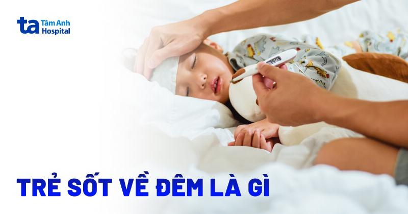 Người mẹ đang lo lắng kiểm tra nhiệt độ cho bé bị sốt, bé có vẻ mệt mỏi, thể hiện dấu hiệu bệnh cần đưa đến phòng khám bác sĩ cấp cứu