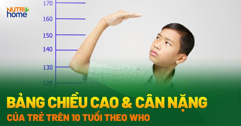 Hình ảnh người mẹ đo chiều cao cho con bằng thước dây, sử dụng đơn vị mét và centimet tại nhà