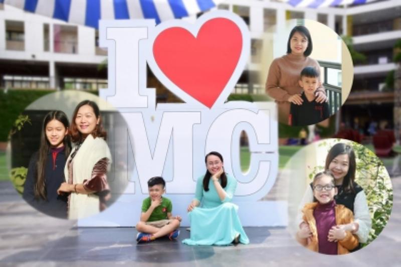 Một nhóm học sinh đang ngồi quây quần, mỉm cười và luyện tập giới thiệu bản thân bằng tiếng Anh cùng nhau.