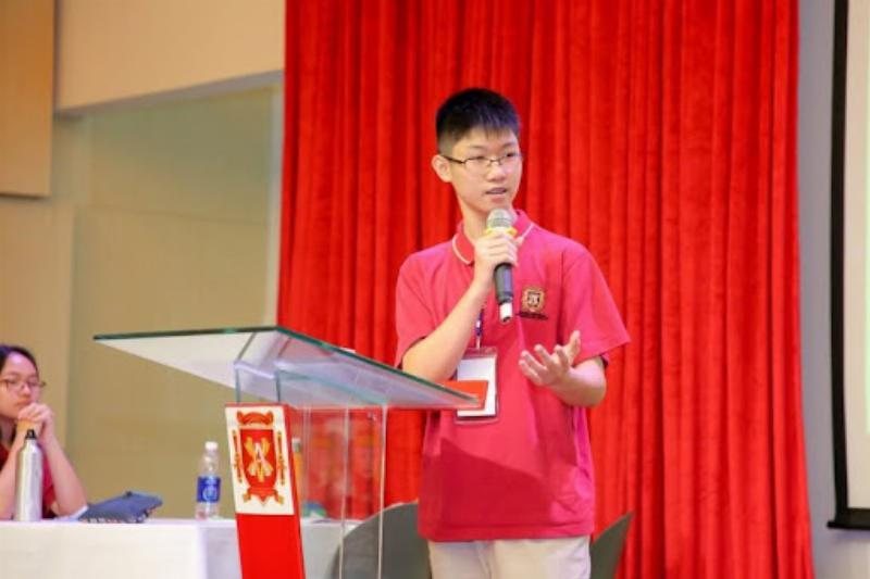 Hình ảnh một học sinh đang tập luyện thuyết trình trước gương để tự tin hơn