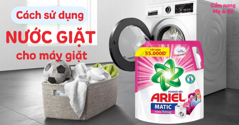 Mẹ đang giặt đồ cho bé bằng tay hoặc cho nước giặt Dnee Thái vào máy giặt đúng định lượng